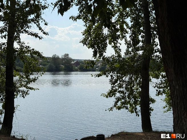 В Екатеринбурге не так много мест, где можно отдохнуть у воды — это одно из них | Источник: Дарья Саморукова / E1.RU