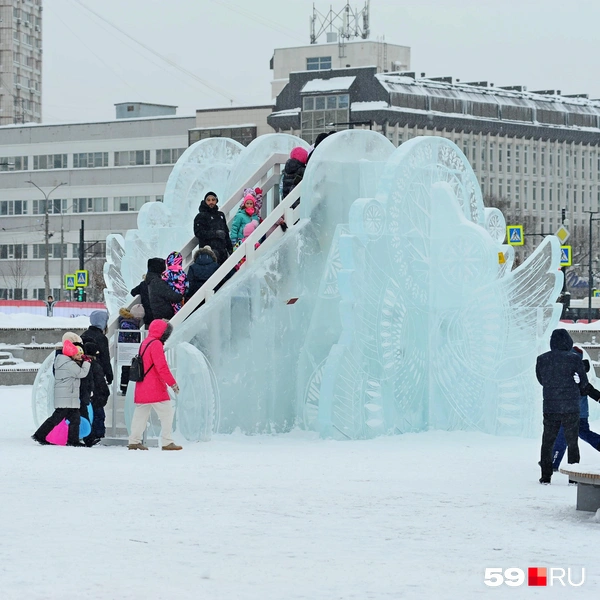На ледяные горки выстроилась детвора | Источник: Ирина Тропина / 59.RU 