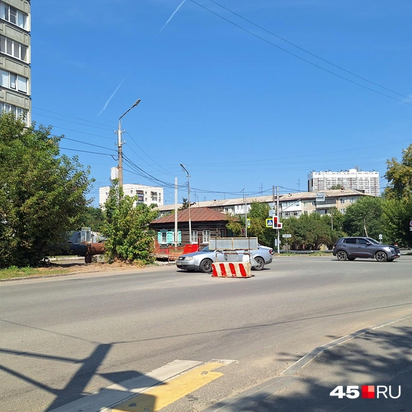 Активных раскопок еще не начали, поэтому машины с Пушкина поворачивают на Свердлова и успевают проезжать | Источник: Александр Лисихин / 45.RU
