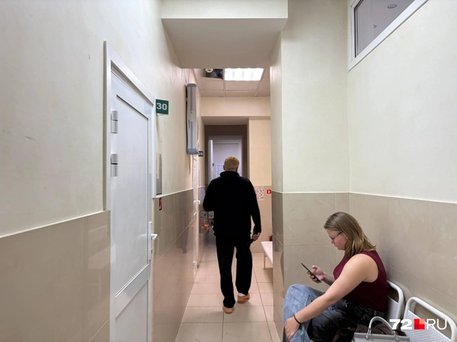 Во всей поликлинике в коридорах есть люди  | Источник: Мария Токмакова / 72.RU