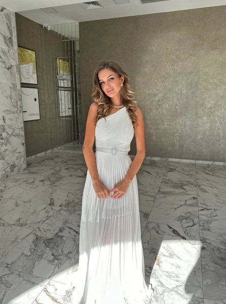 Красавица не обращает внимания на критику