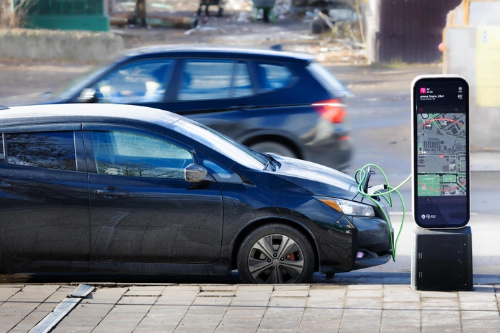 Зарядка электромобиля на городской зарядной станции. Москва, 2022 | Источник: Al.geba/Shutterstock/Fotodom.ru