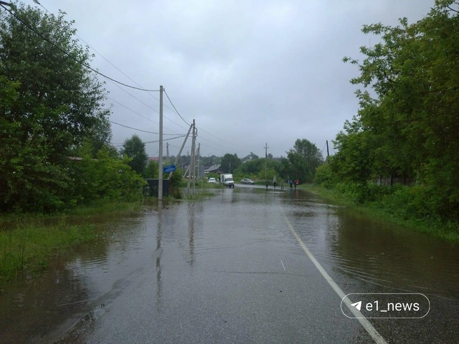 Вода вылилась на дорогу | Источник: читатель Е1.RU