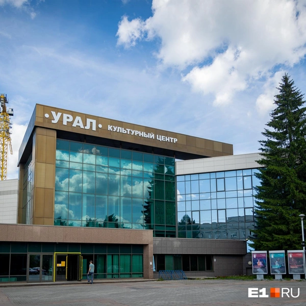 Теперь это культурный центр. Промзону вокруг него активно застраивают многоэтажками | Источник: Владислав Лоншаков / E1.RU