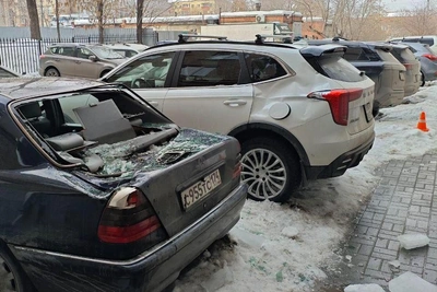 Падение льда с крыши повредило три автомобиля в Челябинске