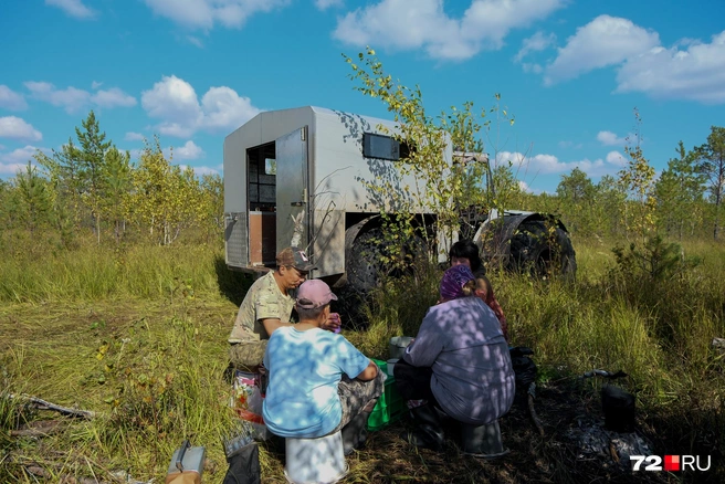 У каждого из жителей есть история о том, как вместе с родителями они ходили за клюквой. Примерно до 2005 года в школе давали каникулы, на 10 дней дети с родителями уходили на болото | Источник: Анастасия Малышкина / 72.RU