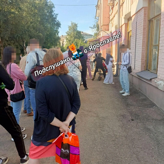 Люди пришли в субботу в живую очередь | Источник: Подслушано в Ярославле / Vk.com