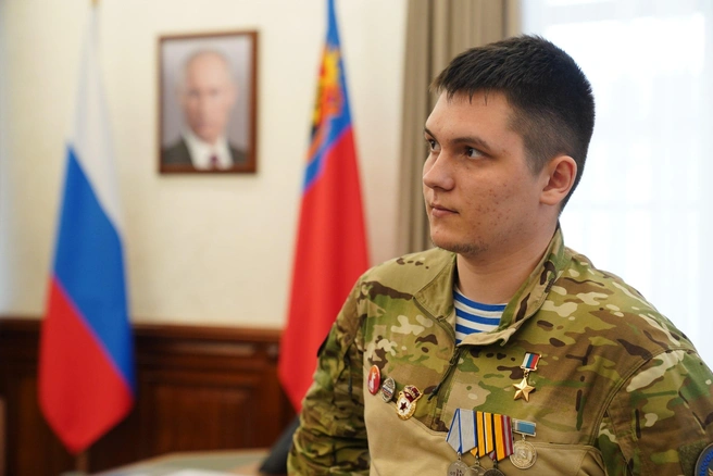 Кузбассовец получил свою главную награду — звание Героя России — из рук президента РФ Путина | Источник: mincult-kuzbass.ru