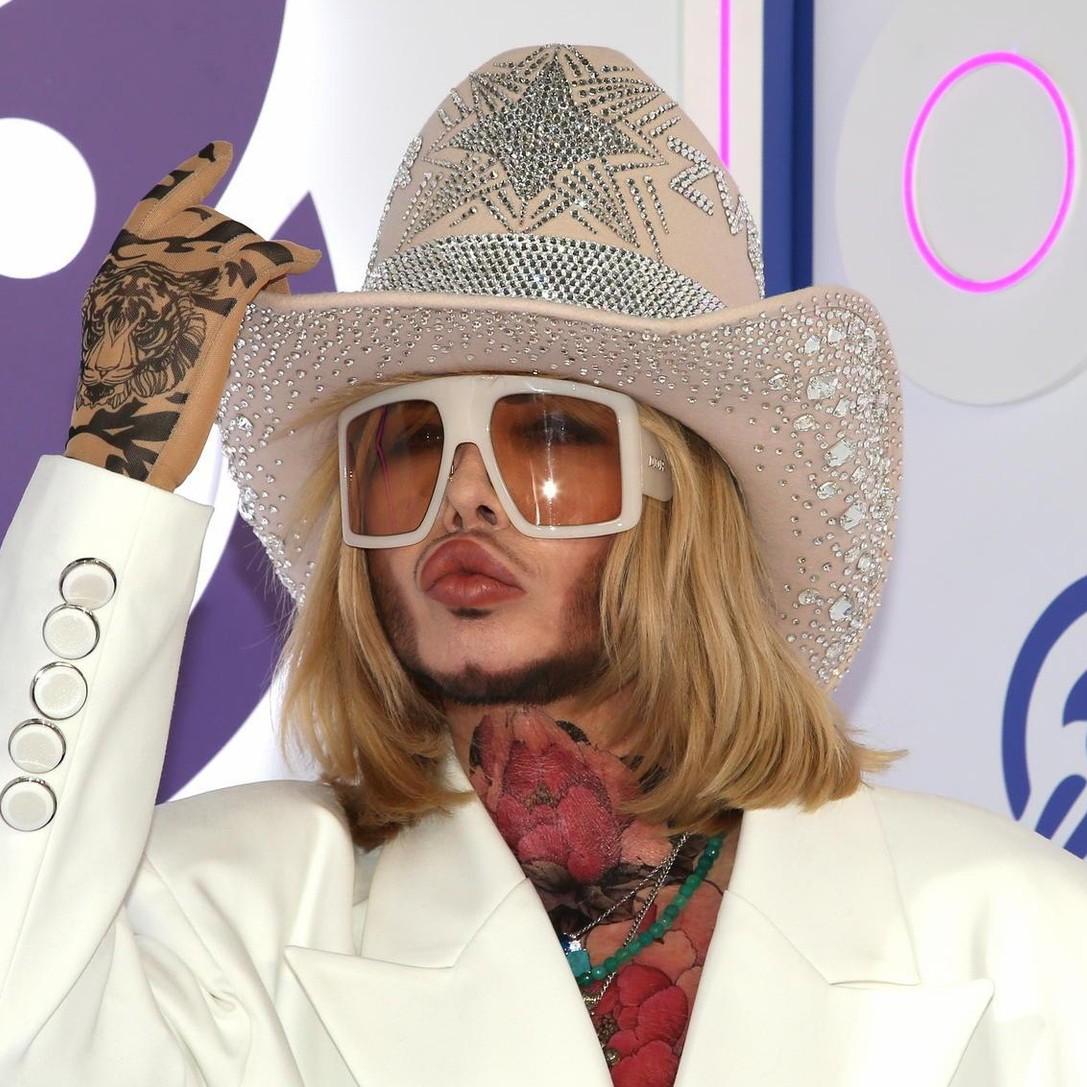 Сергей, что ты делаешь? Прекрати! 62-летний Зверев нырнул в фотошоп и стал выглядеть в три раза моложе