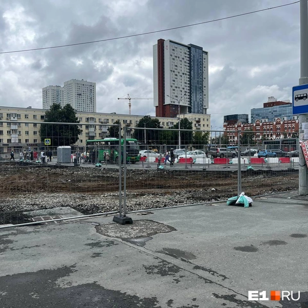 Платная парковка работает, несмотря на строительные работы | Источник: Яна Ахудзянова / E1.RU