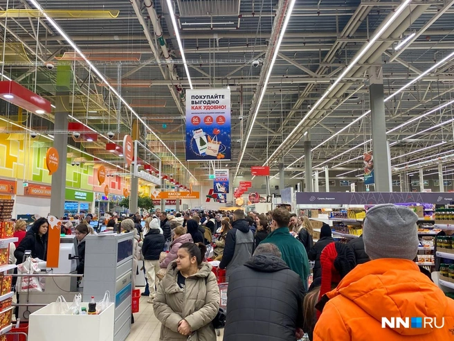 Очереди на кассах растягиваются на несколько десятков метров | Источник: Наталья Баранова / NN.RU