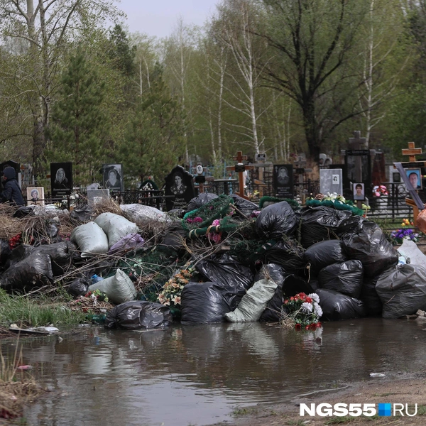 Мусор собрали в пакеты, но не вывезли | Источник: Евгений Софийчук / NGS55.RU