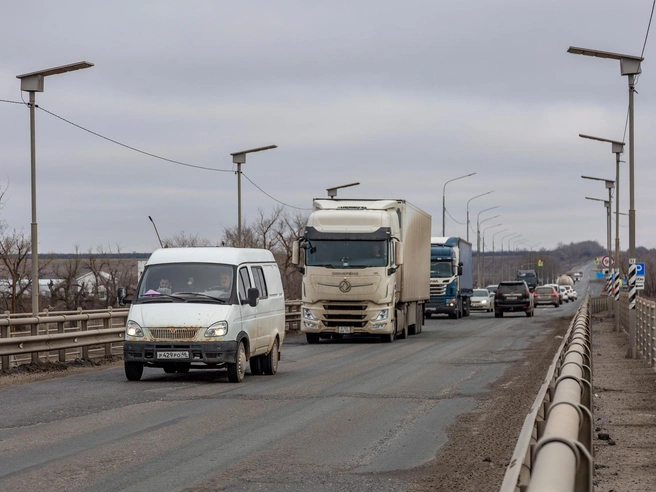 На подъездах к мосту регулярно возникают многокилометровые пробки. | Источник: Константин Завриков / V1.RU