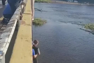 Пожарные спасли детей с косы на реке Архара