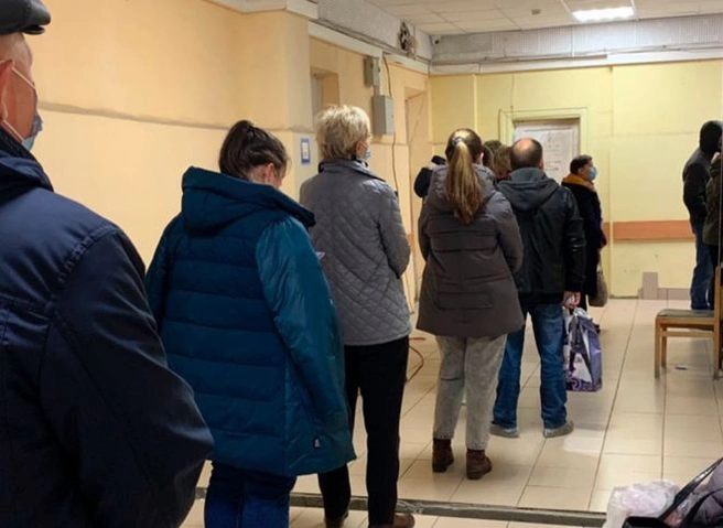 Рязанцы сообщили об огромных очередях в поликлинике №4 | ya62.ru