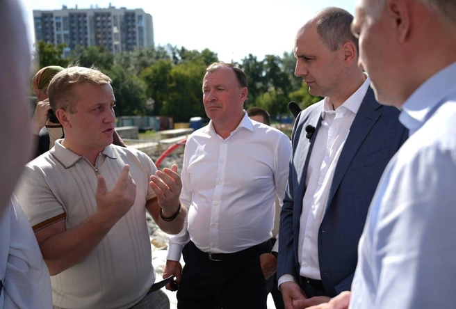 Алексей Орлов с губернатором Денисом Паслером и вице-мэром Рустамом Галямовым (справа) слушают жителя дома на Раевского возле злополучного котлована | Источник: департамент информационной политики Свердловской области