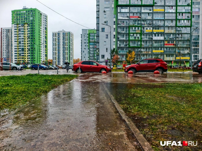 Лужи и грязь&nbsp;— типичная осень | Источник: Булат Салихов / UFA1.RU