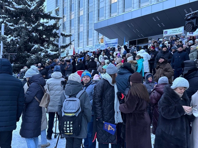 Толпа горожан перед администрацией Тюмени в день открытия юбилейного года. | Источник: Ирина Шарова / 72.RU