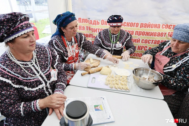 Некоторые даже на ярмарке не отрывались от производства | Источник: Наталья Лапцевич