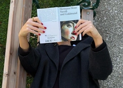 Что сейчас читают в Москве и Петербурге: 40 главных книг прошлого года