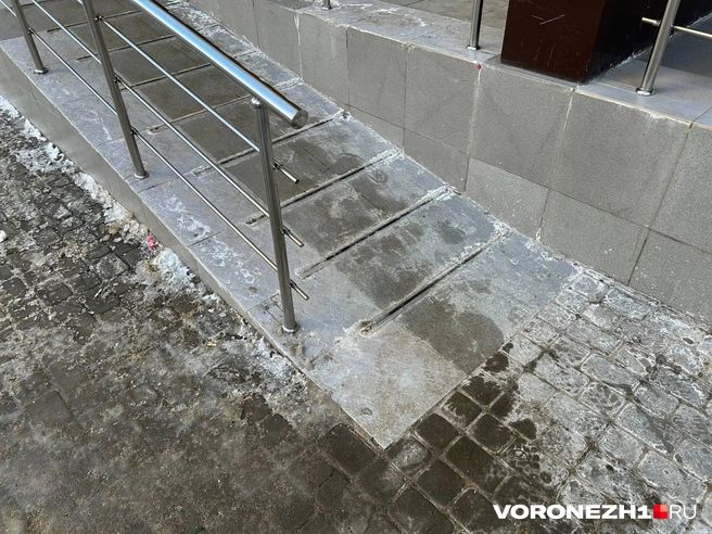 Так выглядит пандус, ведущий в подъезд | Источник: Мария Мишукова / Voronezh1.ru