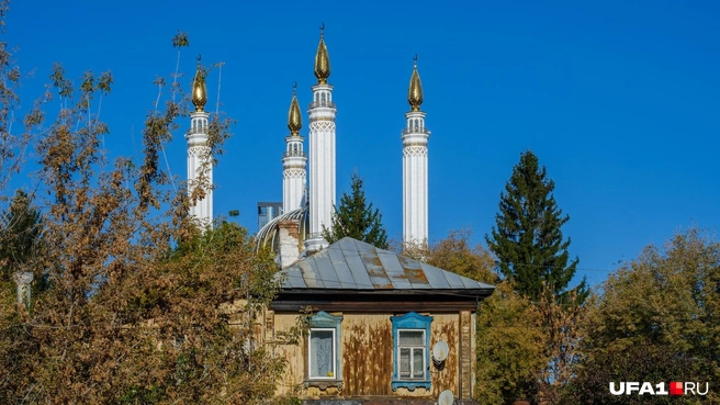 Рядом находится мечеть Ар-Рахим, которую строят в 2000-х годов | Источник: Булат Салихов / UFA.1RU
