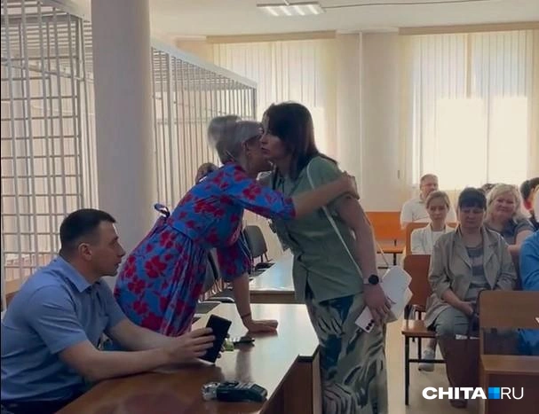 Мэр обняла заместителя перед приговором | Источник: Александр Хамраев / CHITA.RU