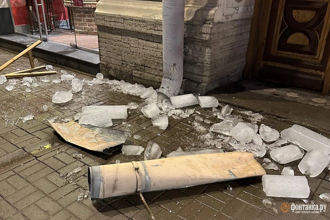 Водосточная труба свалилась вместе с льдинами на Суворовском | Источник: читатель «Фонтанки»