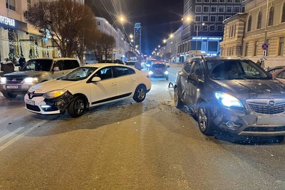 Две машины столкнулись на Малышева, движение перекрыто