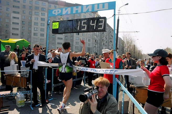 Рябковский пробег в 2002 году. Результаты спортсменов фиксируют судьи на финише | Источник: Марафоны и пробеги Кургана и области / Vk.com