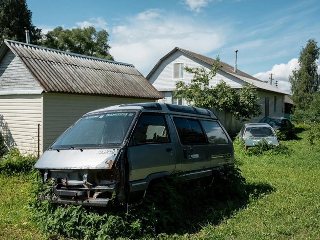 Брошенный автомобиль навсегда остался в деревне | Источник: Александр Куренной / 76.RU