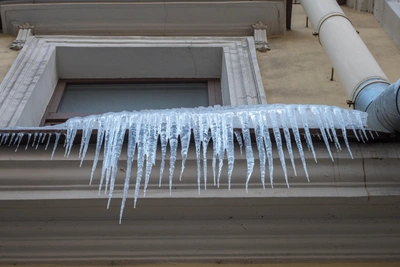 В Петербурге возбуждено дело после падения наледи