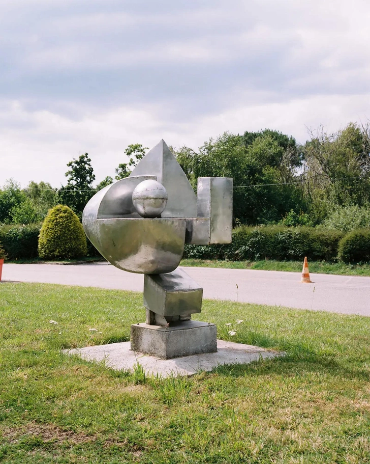 У въезда в деревню, на насыпи, металлическая скульптура работы Секели. | Источник: Марион Беррин