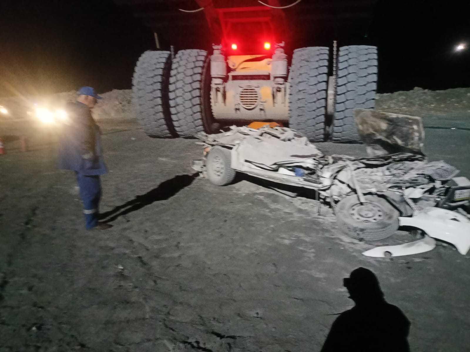 На Урале карьерный самосвал раздавил внедорожник. Погибли водитель и пассажир 