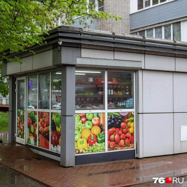 Такие ларьки можно найти в каждом районе города | Источник: Кирилл Поверинов / 76.RU