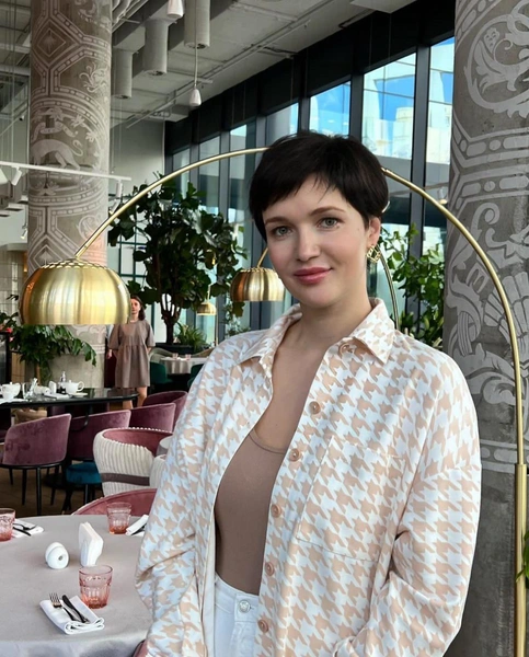 Женщина поддерживает себя в прекрасной форме и следит за питанием