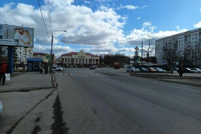 Скутерист сбил ребенка и женщину в Архангельске и скрылся