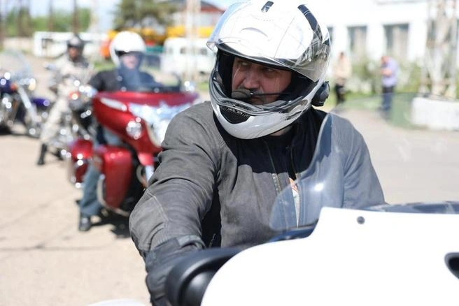 — Еще одно ваше увлечение, помимо парусного спорта, байк. Любите погонять на большой скорости? Познакомились с самарскими байкерами уже?— Мой учитель говорил: «Как только тебя перестает пугать высокая скорость, слезай с байка, не ставь под угрозу свою жизнь и жизнь других». Байкерское движение — это не про скорость и рев мотора, это про свободу передвижения, широкие дороги, бегущие вдаль. Это про состояние души.С некоторыми байкерами познакомился, вместе с ними весной приезжали на субботник на Хлебной площади | Источник: мэрия Дзержинска