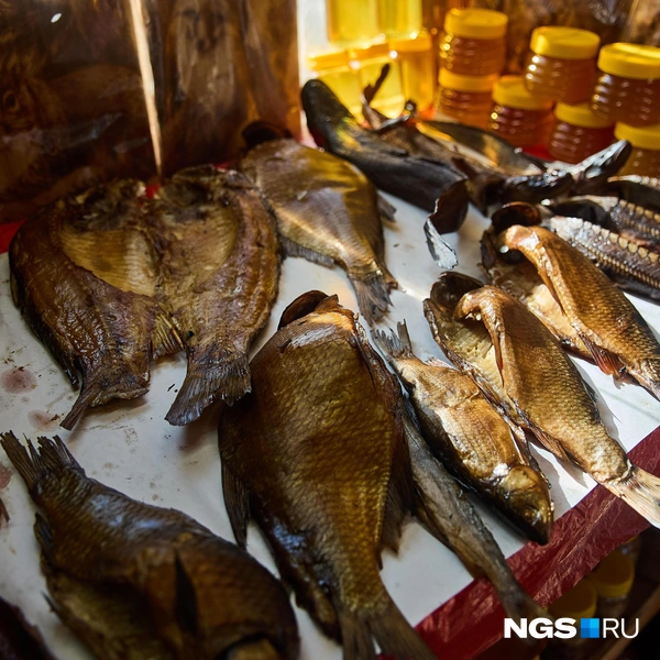 Зато коптят ее и вялят на месте. За 20 лет они как следуют набили руку и отладили технологические процессы (получается очень вкусно) | Источник: Александр Ощепков / NGS.ru