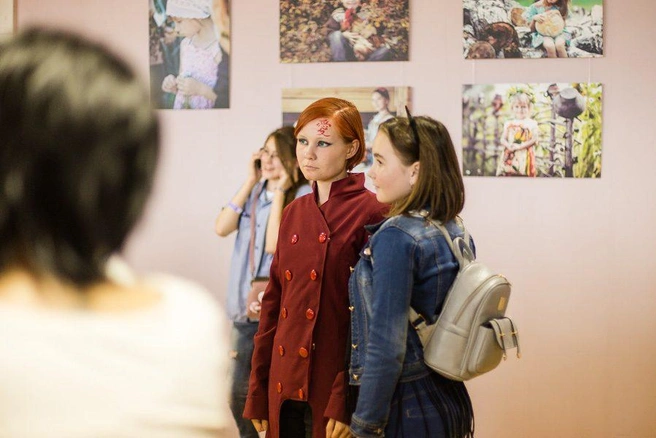 Слева - косплей Гаары из аниме-сериала Naruto | Источник: Ксения Зимина