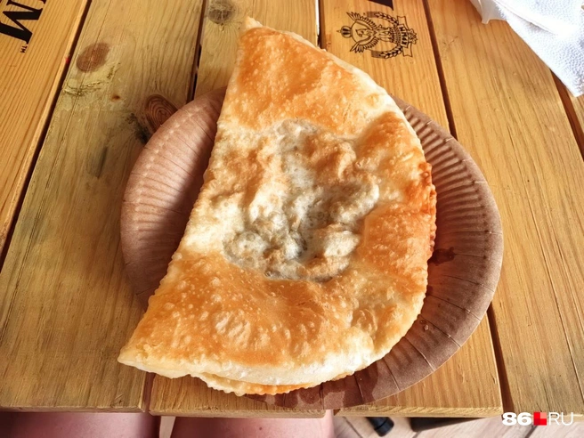 Крымский чебурек с говядиной за 150 рублей | Источник: Анастасия Шевякова / 86.RU