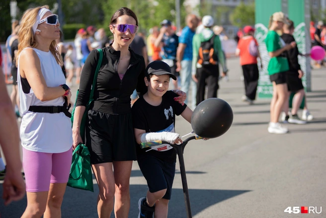 Мальчик бежал с гипсом на руке | Источник: Надежда Тихомирова / 45.RU