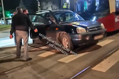Трамвай и Hyundai не поделили перекресток в Нижнем Новгороде