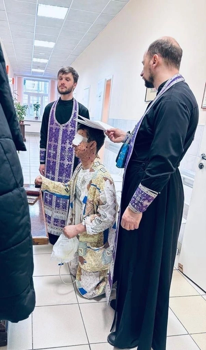 Пострадавших во время теракта в кафе в Петербурге исповедовали и соборовали в Мариинской больнице | Источник: Санкт-Петербургская митрополия