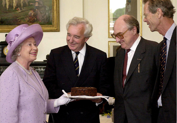 Королева даже угощает этим тортом важных гостей