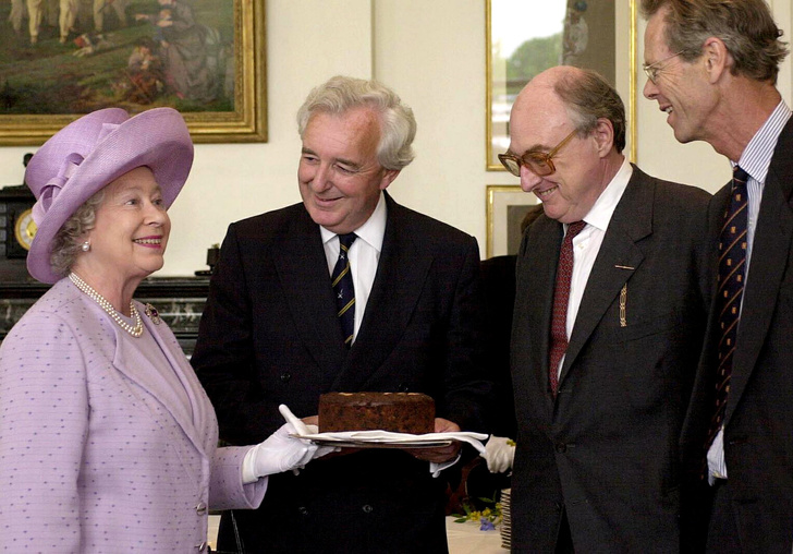 Королева даже угощает этим тортом важных гостей
