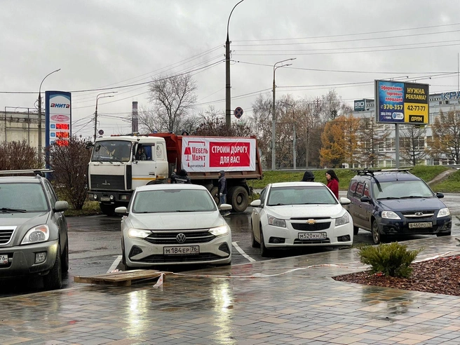 Укладку асфальта «МебельМаркт» проводил в рамках благоустройства общественной территории | Источник: «МебельМаркт»