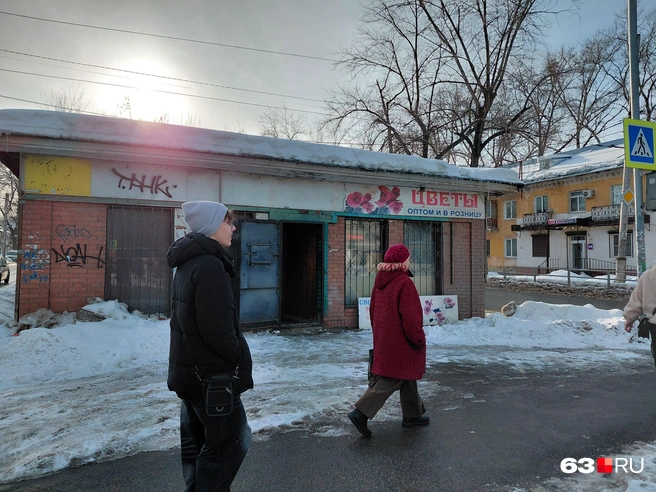 В разные годы часть здания с цветочным магазином делили заведения общепита | Источник: Александра Исмайлова / 63.RU