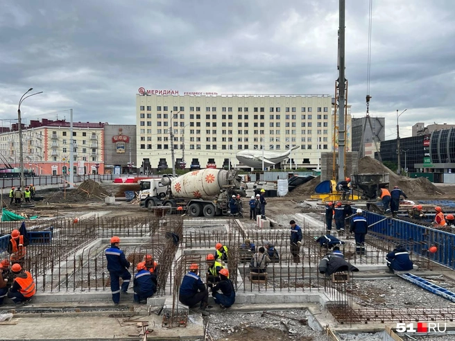 На площади много техники и рабочих | Источник: Александра Балаба / 51.RU