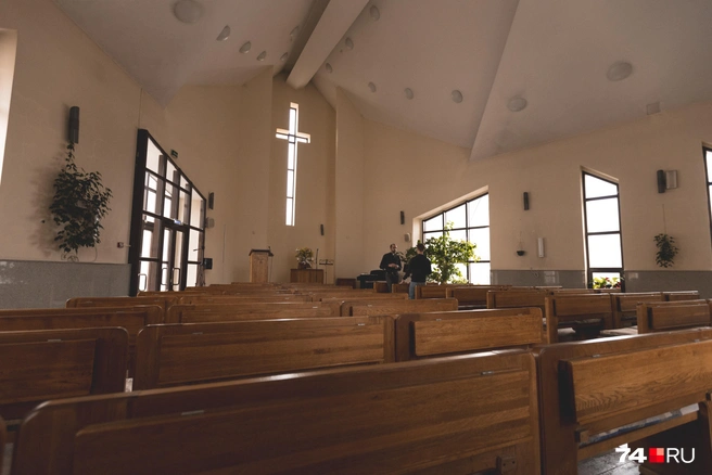 С более знакомым многим православием различий много. Самое очевидное&nbsp;— внутреннее убранство церкви | Источник: Наталья Лапцевич